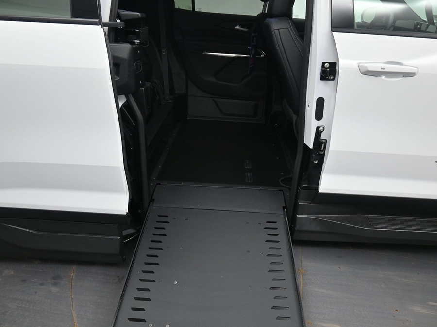 New 2026 Chevrolet Traverse 1LT Midnight - BraunAbility Side Entry In Floor Automatic Ramp