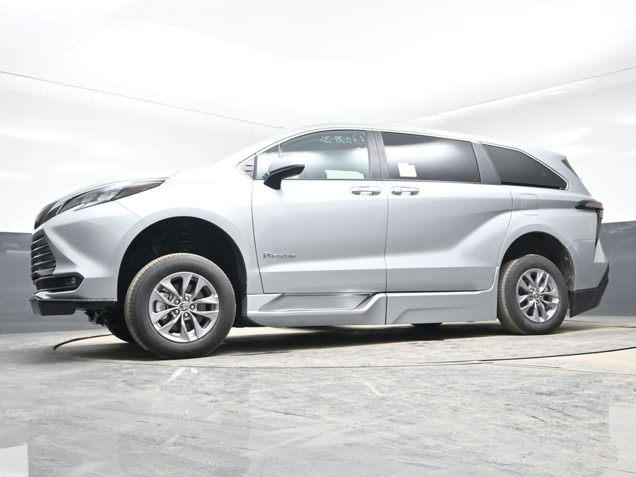 Silver Toyota Sienna image number 19