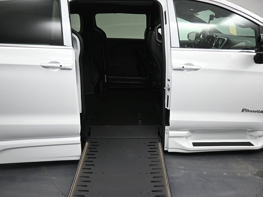 New 2025 Chrysler Pacifica Select Safety - BraunAbility Side Entry Entry In Floor Automatic Ramp