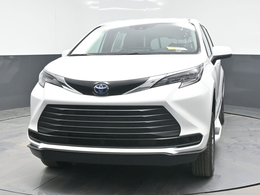 New 2025 Toyota Sienna Hybrid LE - BraunAbility Side Entry Entry Fold Out Automatic Ramp