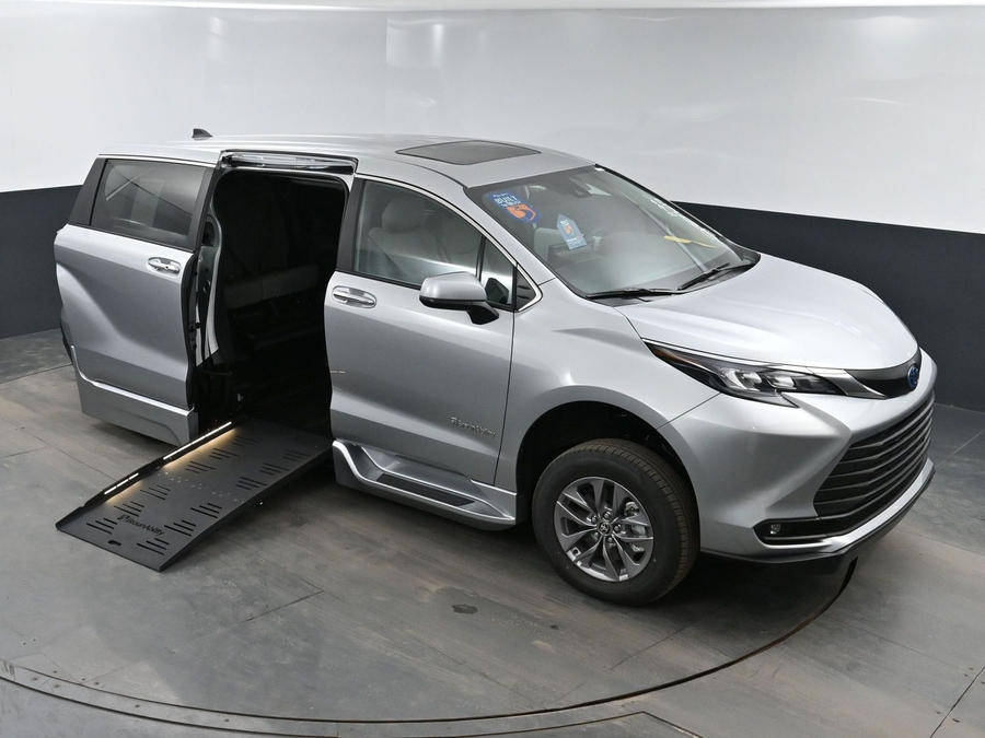 New 2025 Toyota Sienna Hybrid XLE Base - BraunAbility Side Entry Entry Fold Out Automatic Ramp