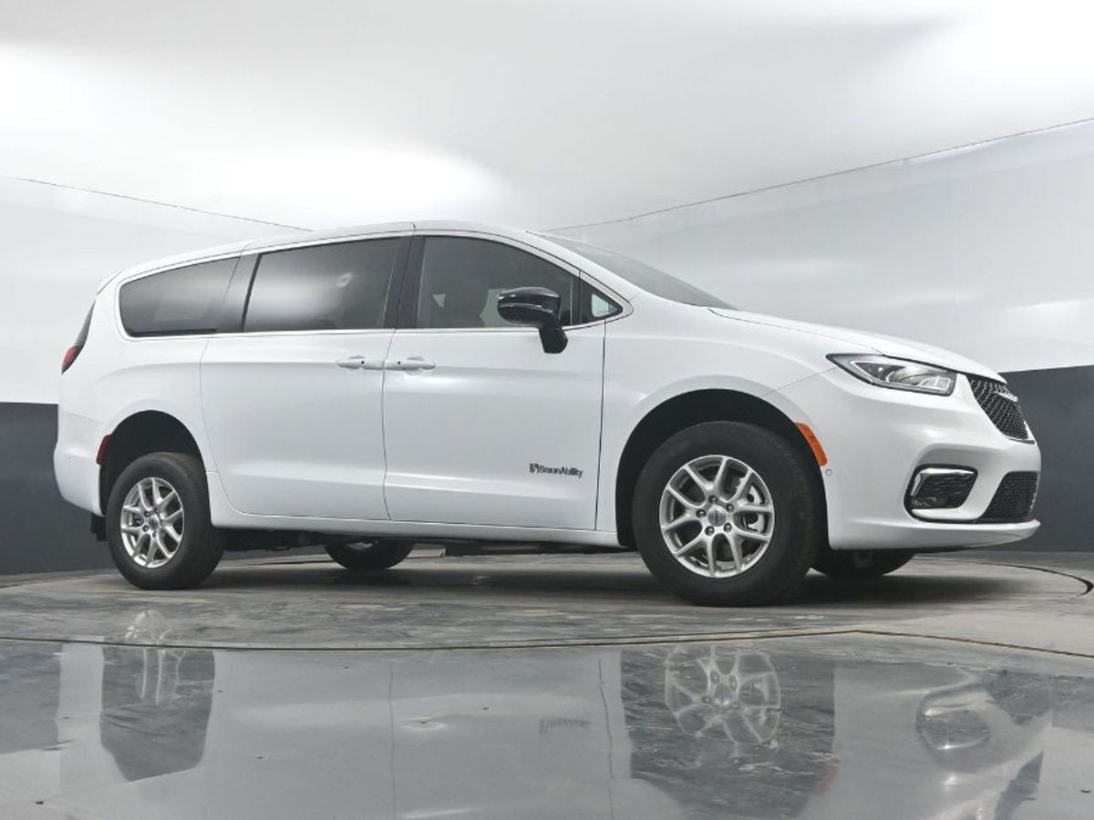 White Chrysler Pacifica image number 6