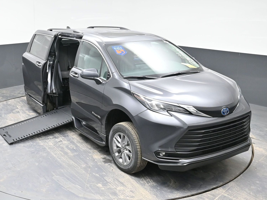 New 2025 Toyota Sienna Hybrid XLE Plus - BraunAbility Side Entry Entry In Floor Automatic Ramp