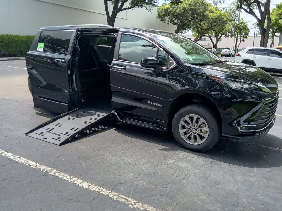 2023 Toyota Sienna XLE - Photo 8