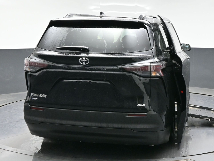 Black Toyota Sienna image number 5