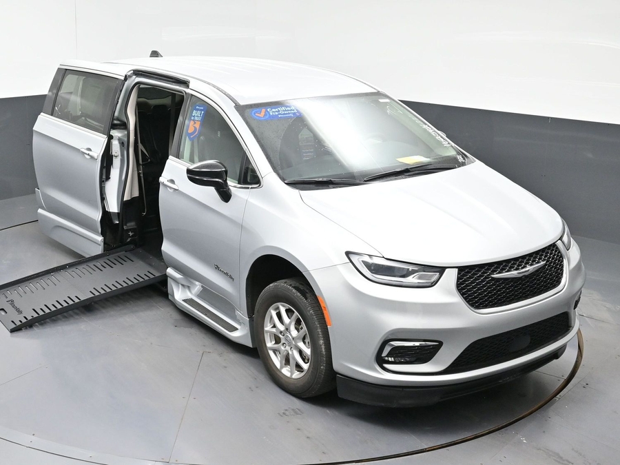 Silver Chrysler Pacifica image number 16