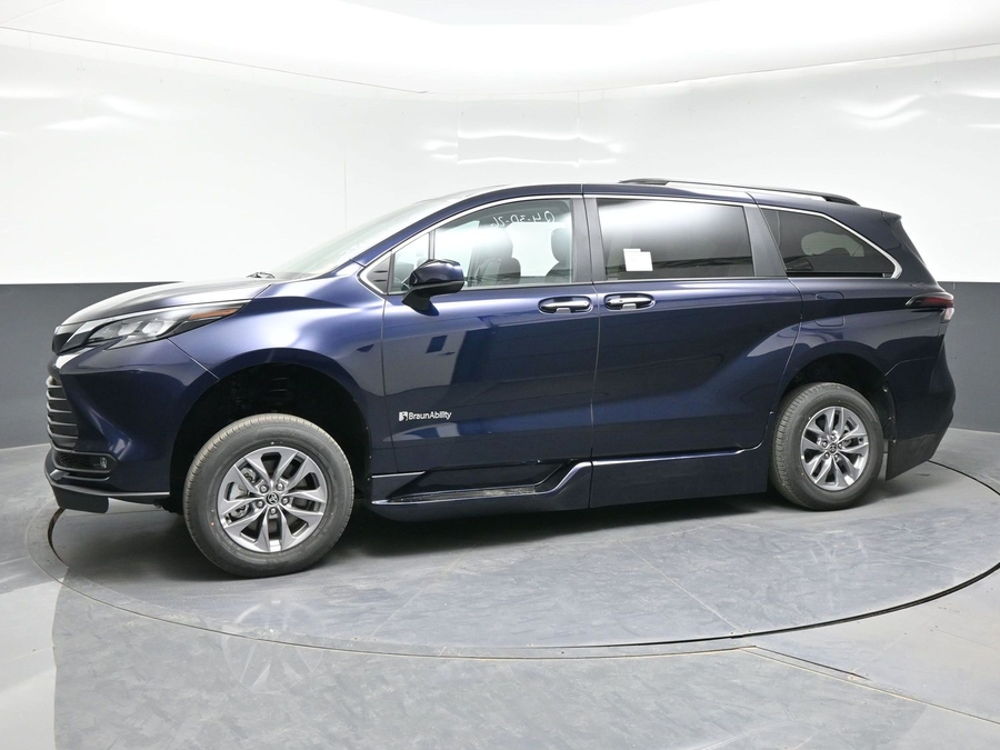 New 2026 Toyota Sienna Hybrid XLE Add - BraunAbility Side Entry Entry In Floor Automatic Ramp