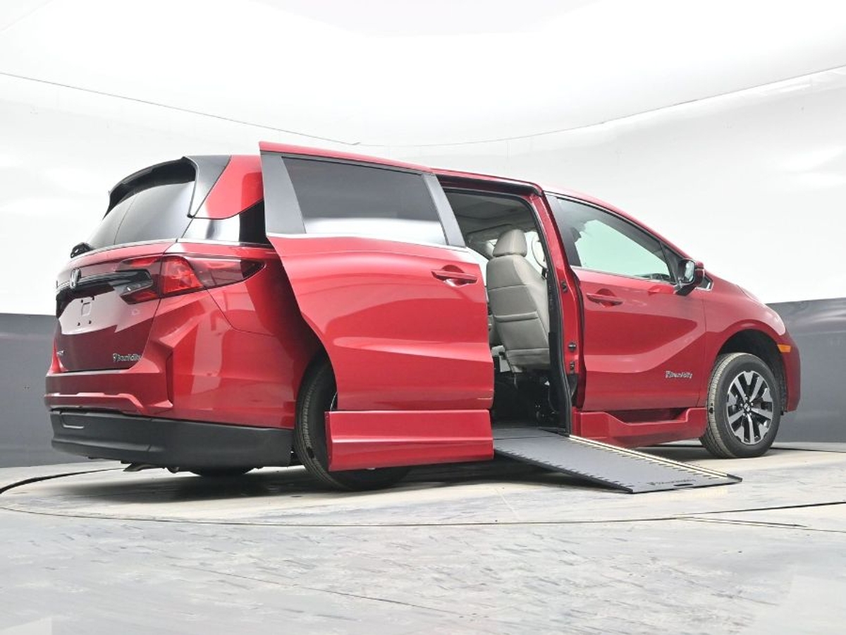Red Honda Odyssey image number 21