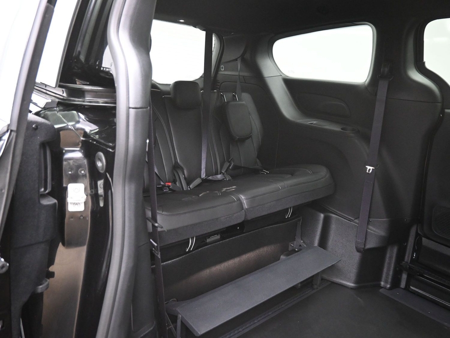 Black Chrysler Pacifica image number 9