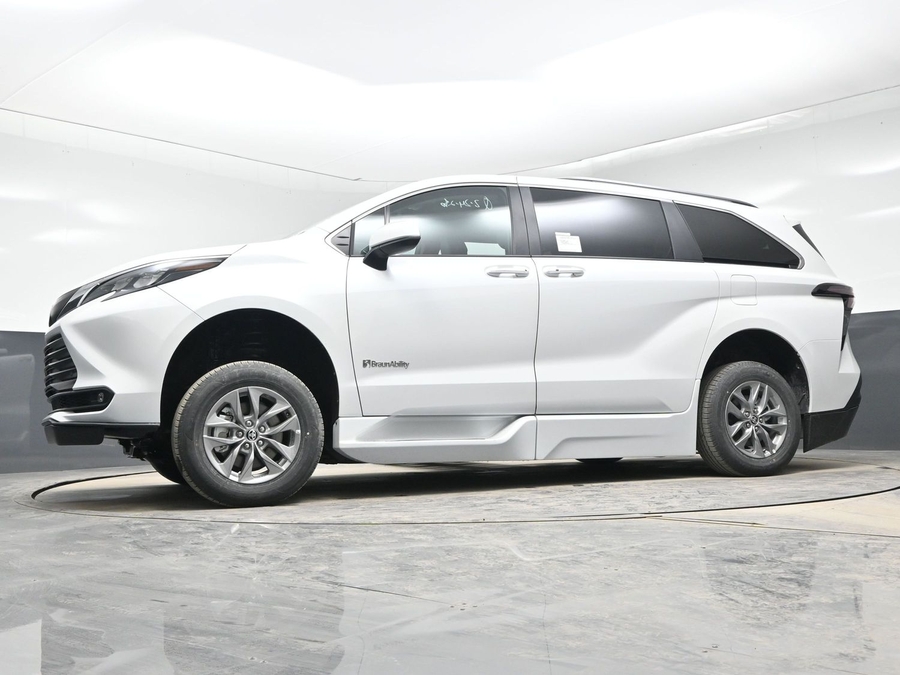 New 2026 Toyota Sienna Hybrid XLE Base - BraunAbility Side Entry Fold Out Automatic Ramp