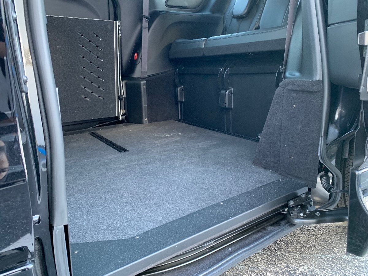 Black Chrysler Pacifica image number 17