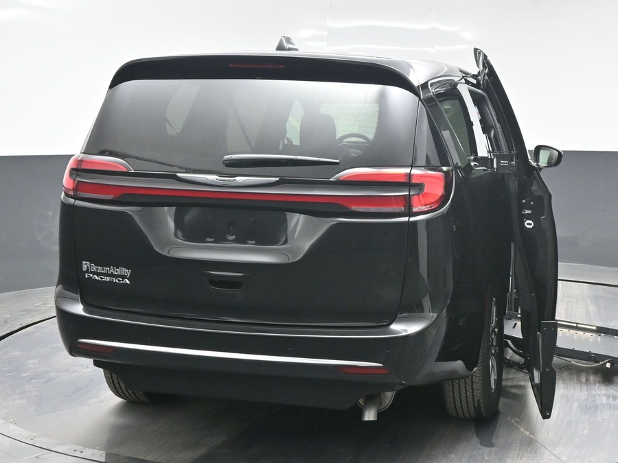 Black Chrysler Pacifica image number 5