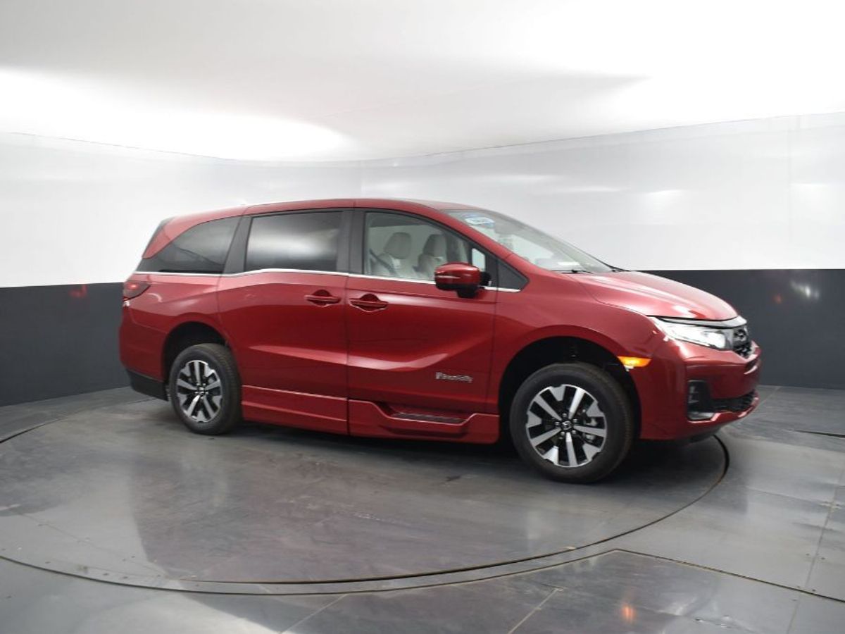 Red Honda Odyssey image number 17