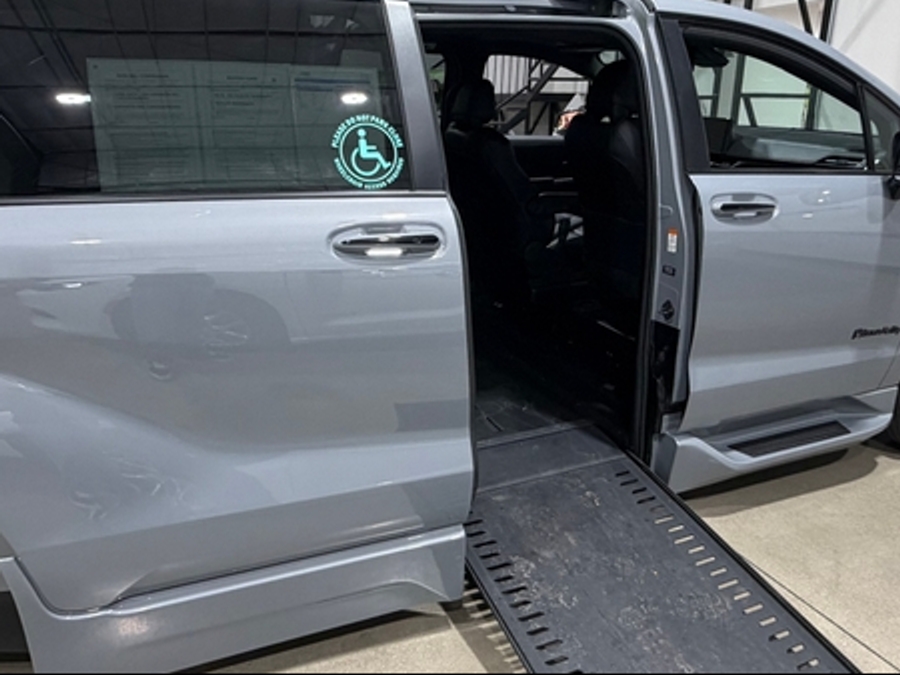 2025 Toyota Sienna XSE - Photo 9