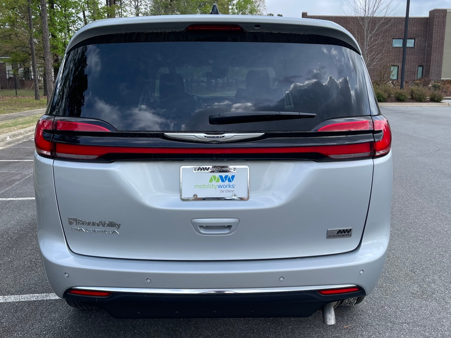 Silver Chrysler Pacifica image number 5