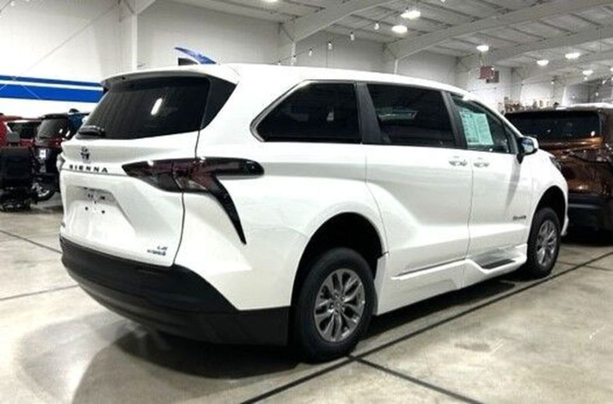 White Toyota Sienna image number 14