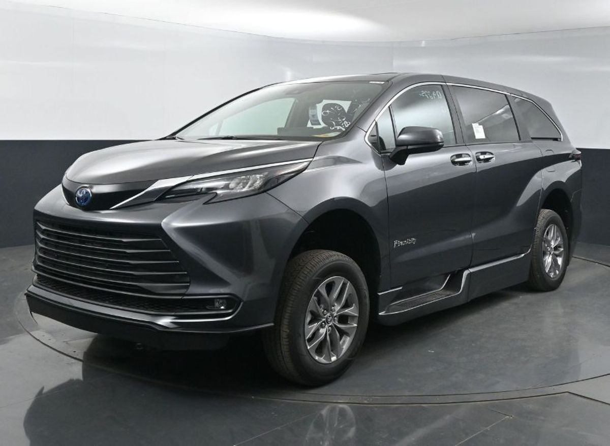 Grey Toyota Sienna image number 2