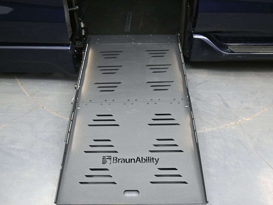 New 2026 Toyota Sienna Hybrid XLE Plus - BraunAbility Side Entry Entry Fold Out Automatic Ramp