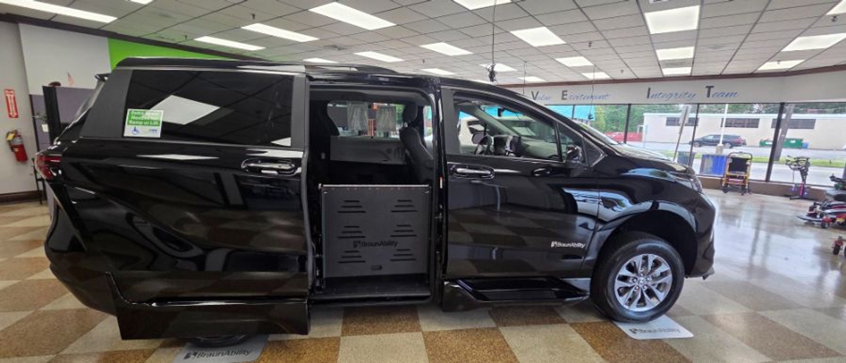 2025 TOYOTA SIENNA - Image 8