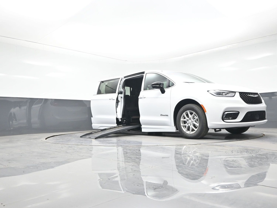 White Chrysler Pacifica image number 11