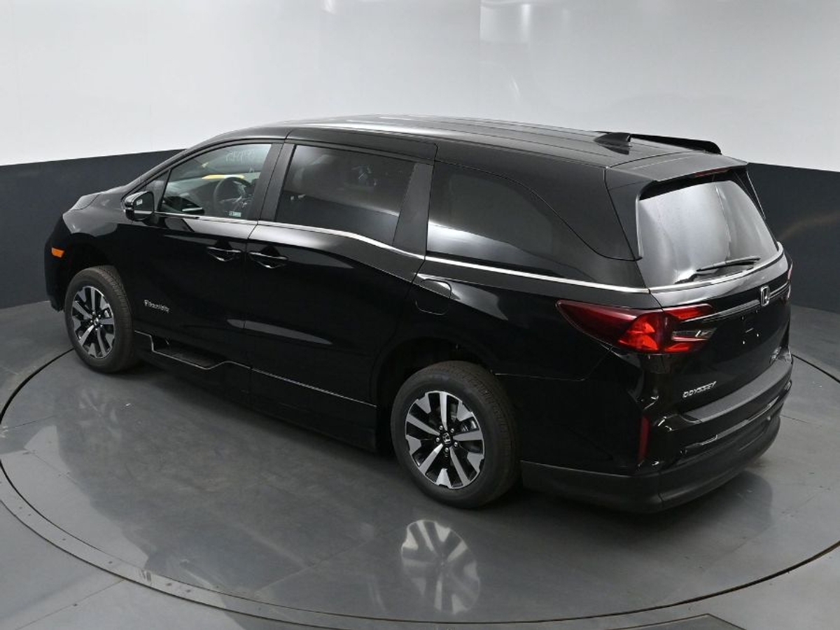 Black Honda Odyssey image number 14