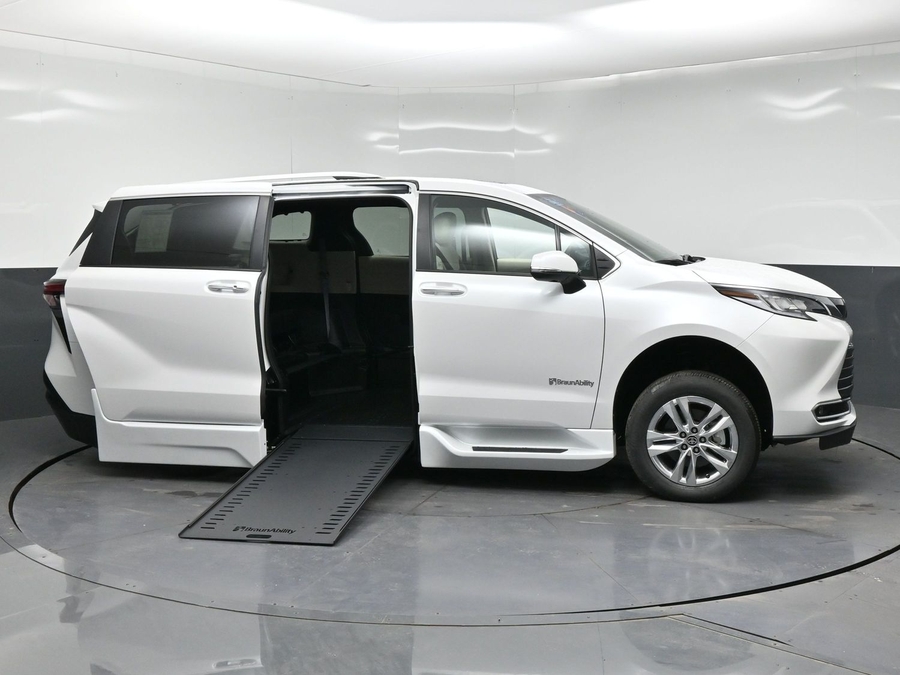 New 2026 Toyota Sienna Hybrid Limited - BraunAbility Side Entry In Floor Automatic Ramp