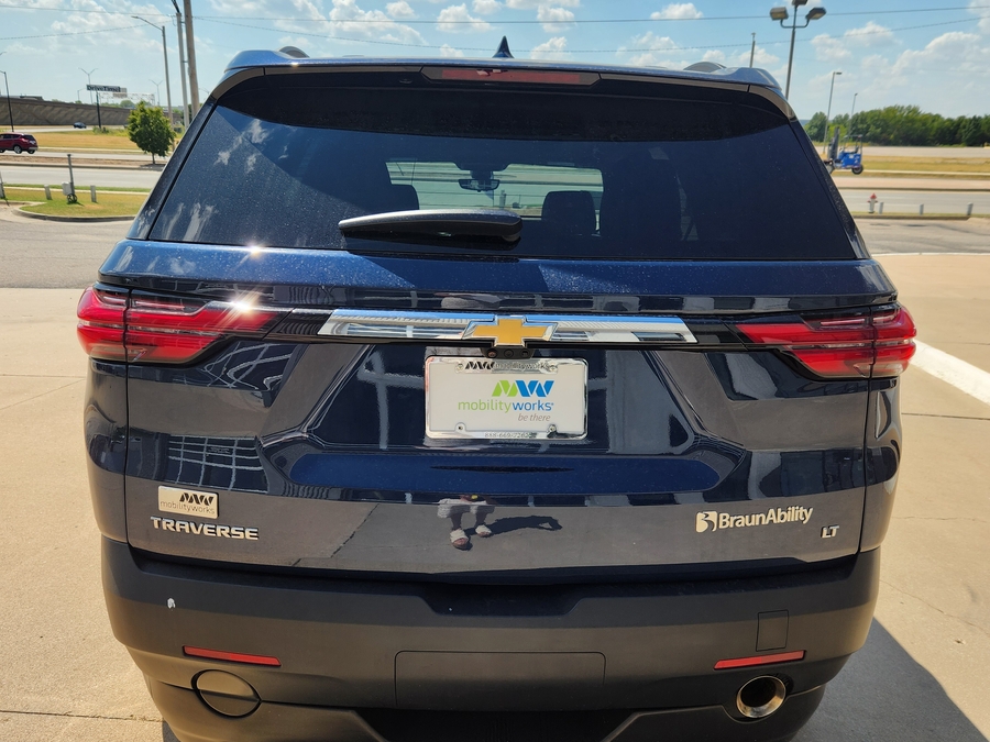 Blue Chevrolet Traverse image number 5