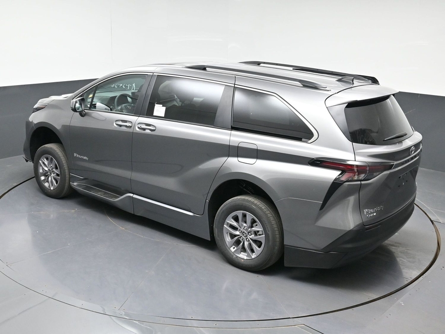 New 2026 Toyota Sienna Hybrid XLE Base - BraunAbility Side Entry Fold Out Automatic Ramp