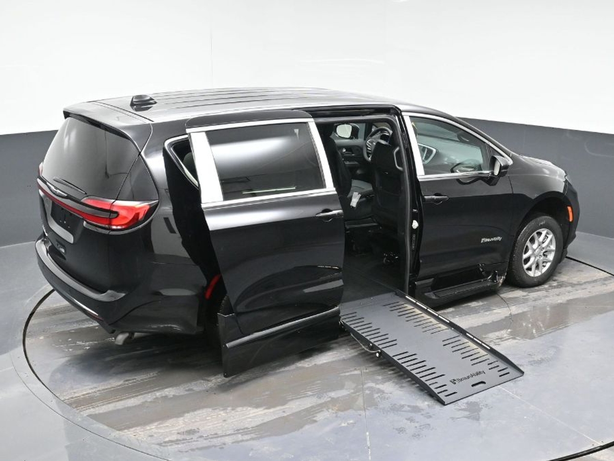 Black Chrysler Pacifica image number 24