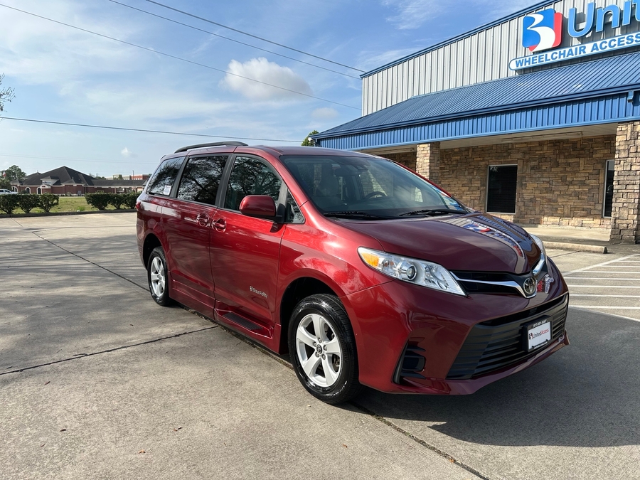 Used 2019 Toyota Sienna LE - BraunAbility Side Entry Entry Fold Out Automatic Ramp