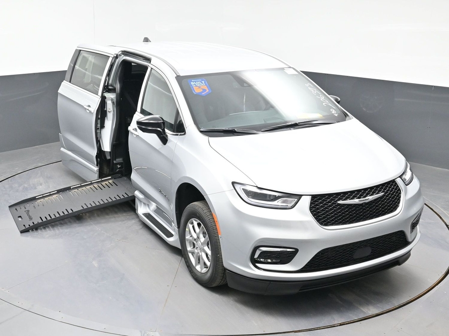 Silver Chrysler Pacifica image number 14