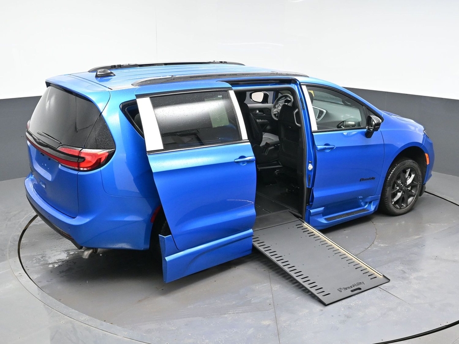 New 2026 Chrysler Pacifica Select Sport - BraunAbility Side Entry Entry In Floor Automatic Ramp