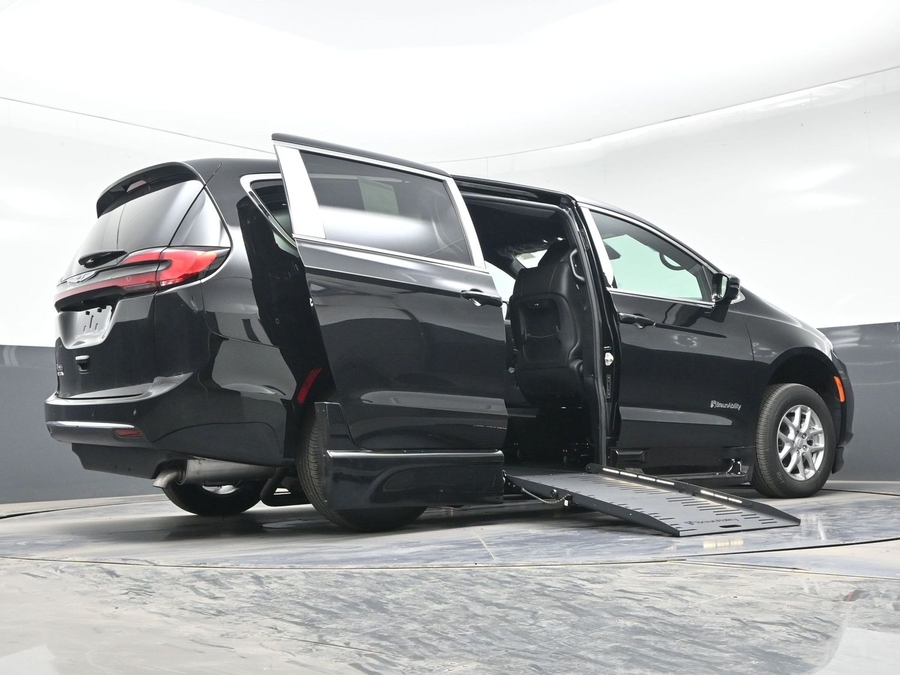 Black Chrysler Pacifica image number 18