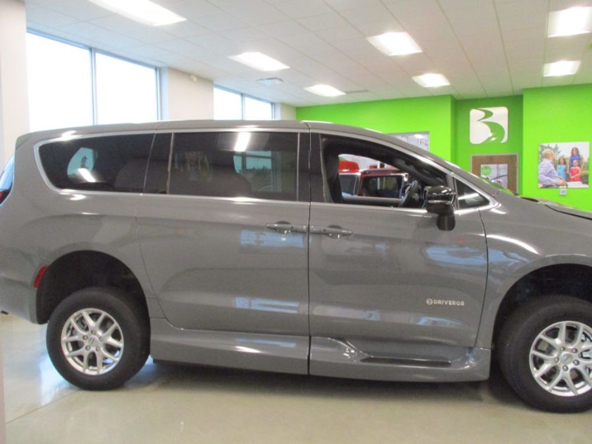 Grey Chrysler Pacifica image number 7