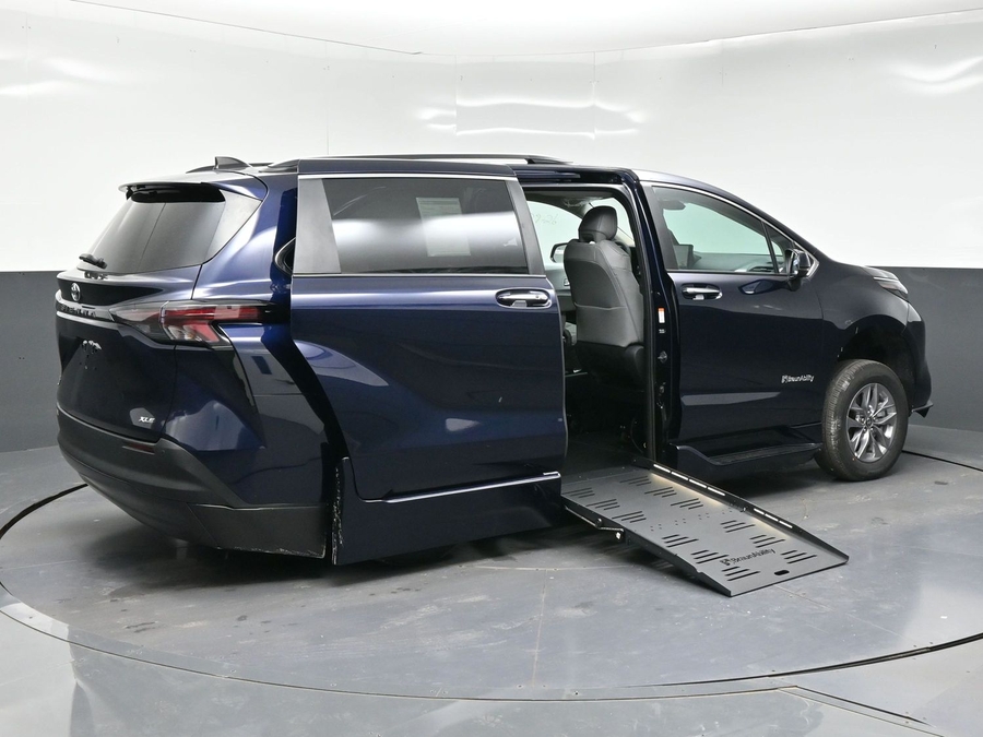 Blue Toyota Sienna image number 4