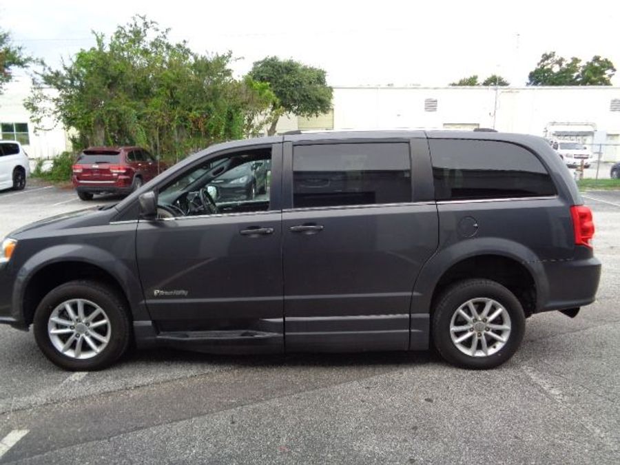 Used 2018 Dodge Grand Caravan SXT - BraunAbility Side Entry Entry Fold Out Automatic Ramp