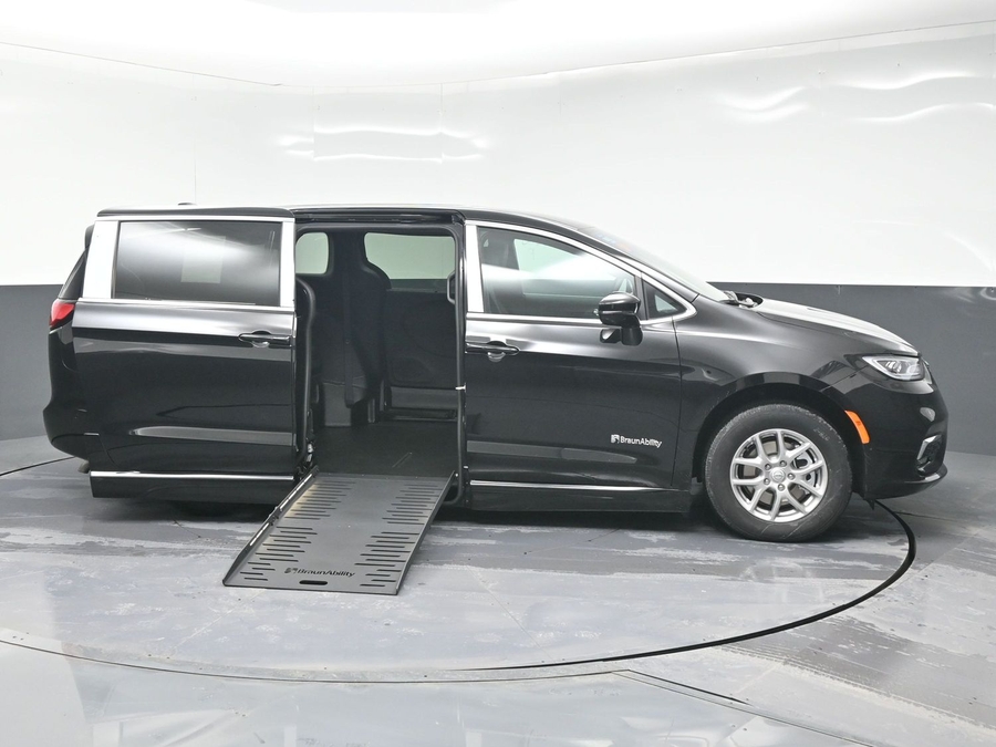 Black Chrysler Pacifica image number 7