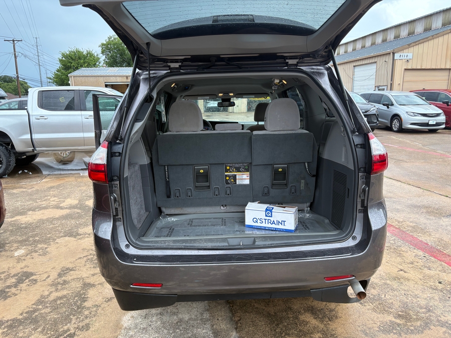 Grey Toyota Sienna image number 5