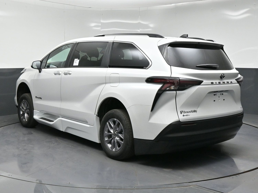 White Toyota Sienna image number 1