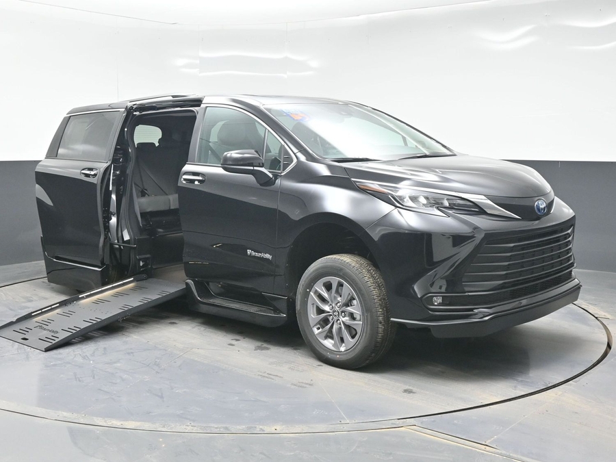 Black Toyota Sienna image number 3