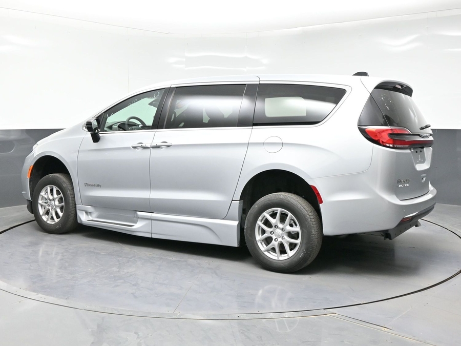 New 2026 Chrysler Pacifica Select Safety - BraunAbility Side Entry Fold Out Automatic Ramp