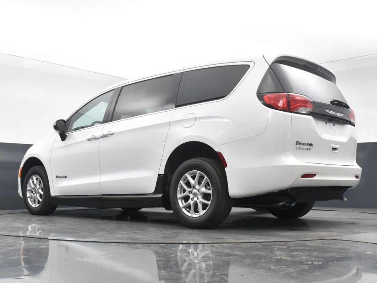 White Chrysler Voyager image number 23