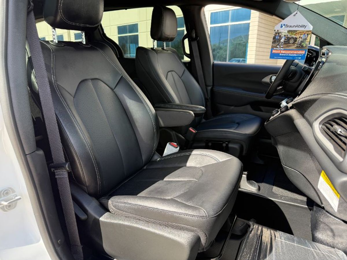 2025 CHRYSLER PACIFICA - Image 11