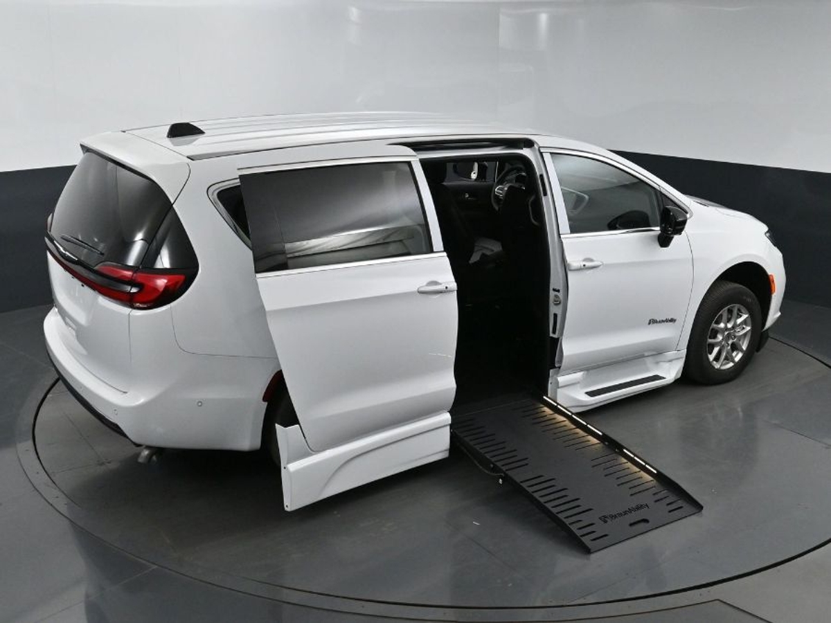 2025 CHRYSLER PACIFICA - Image 25