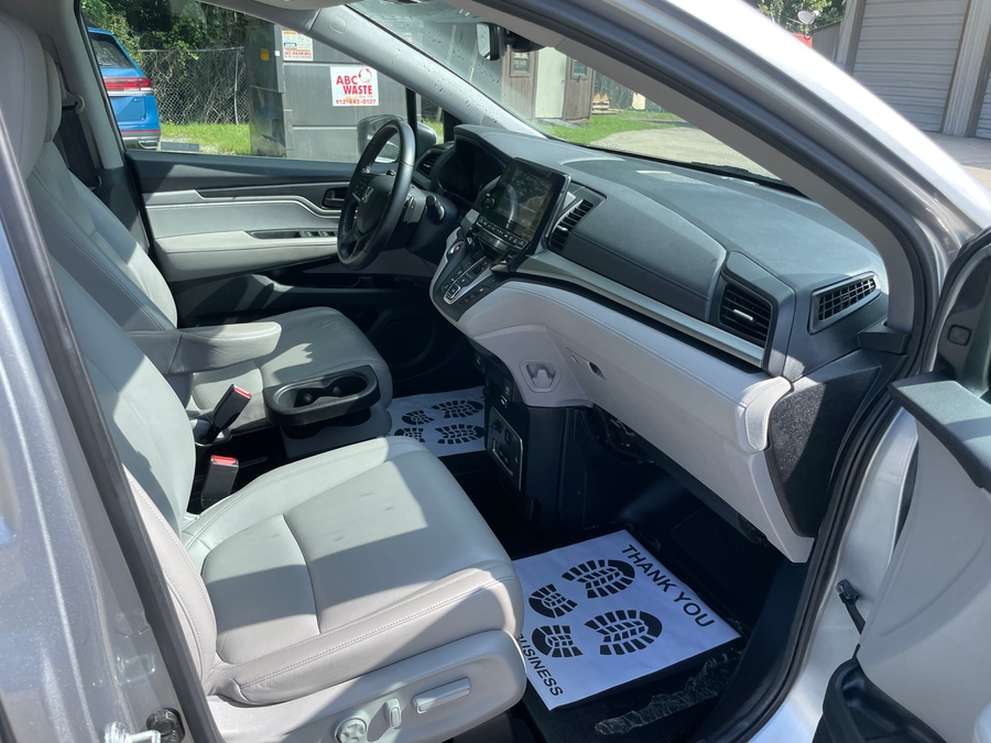 Silver Honda Odyssey image number 12