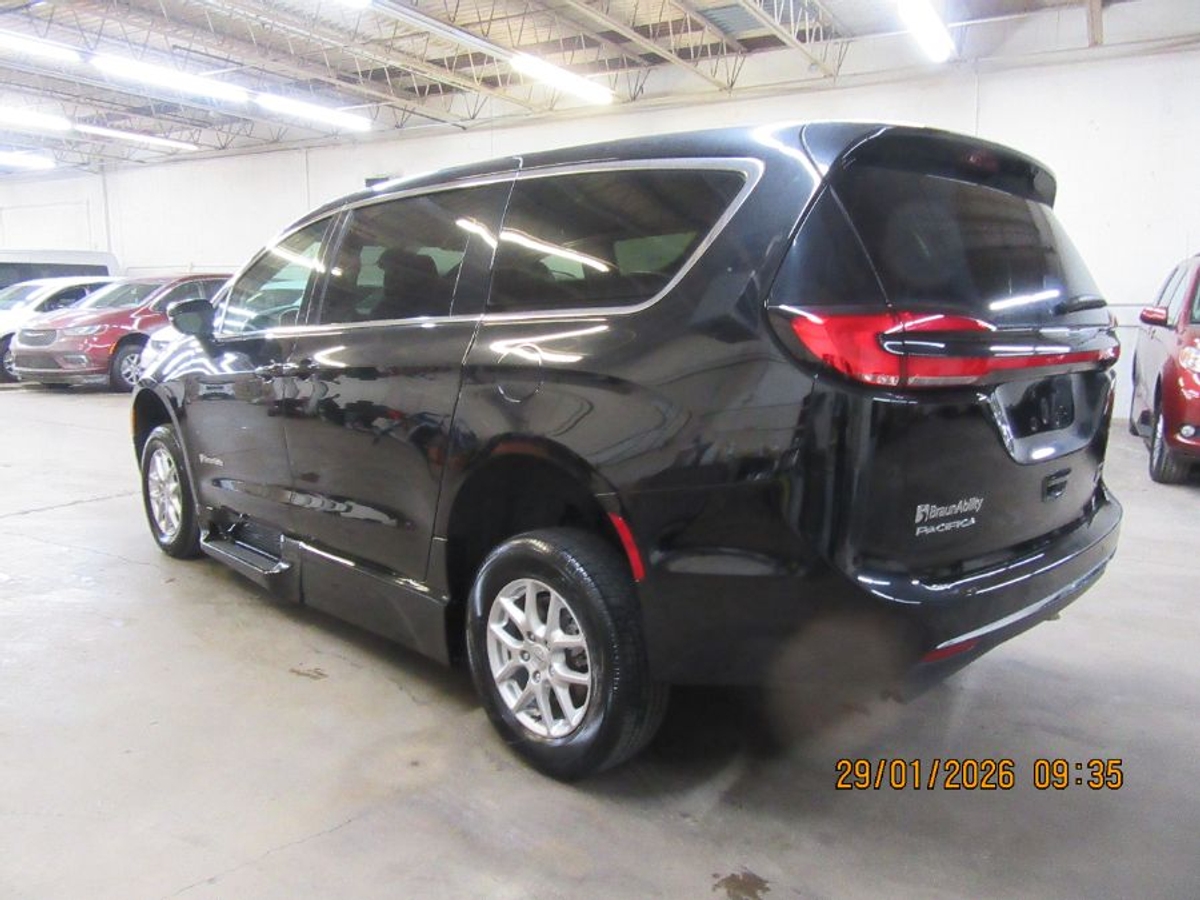 2024 CHRYSLER PACIFICA - Image 11