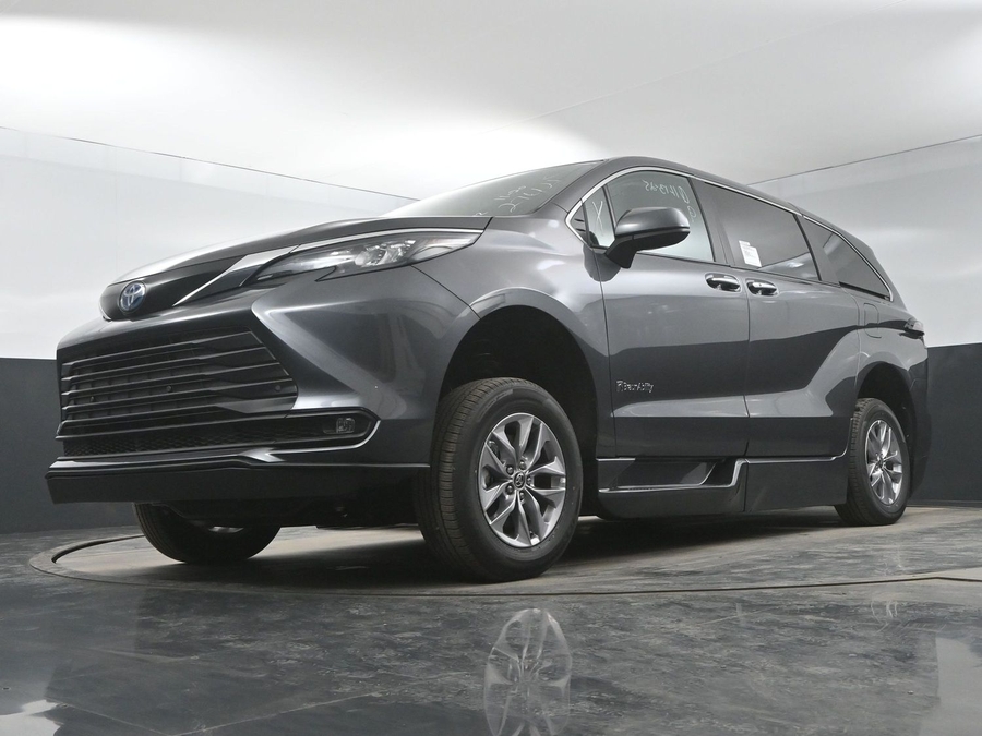 New 2025 Toyota Sienna Hybrid XLE Base - BraunAbility Side Entry Entry Fold Out Automatic Ramp