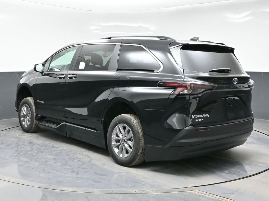 Black Toyota Sienna image number 4
