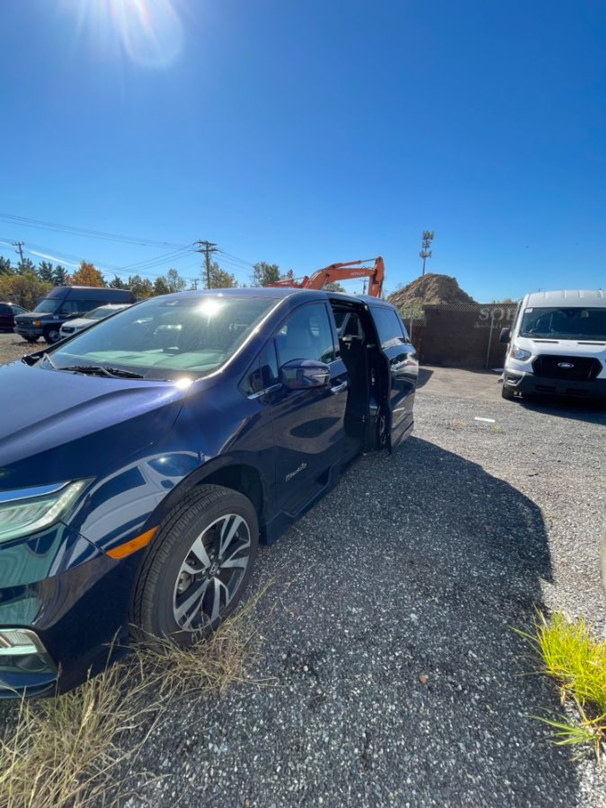 Blue Honda Odyssey image number 14