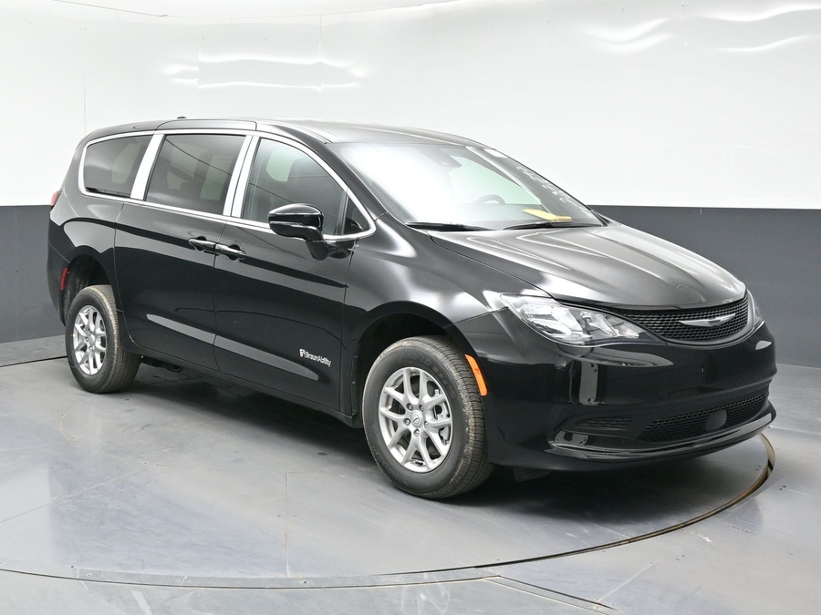 Black Chrysler Voyager image number 21